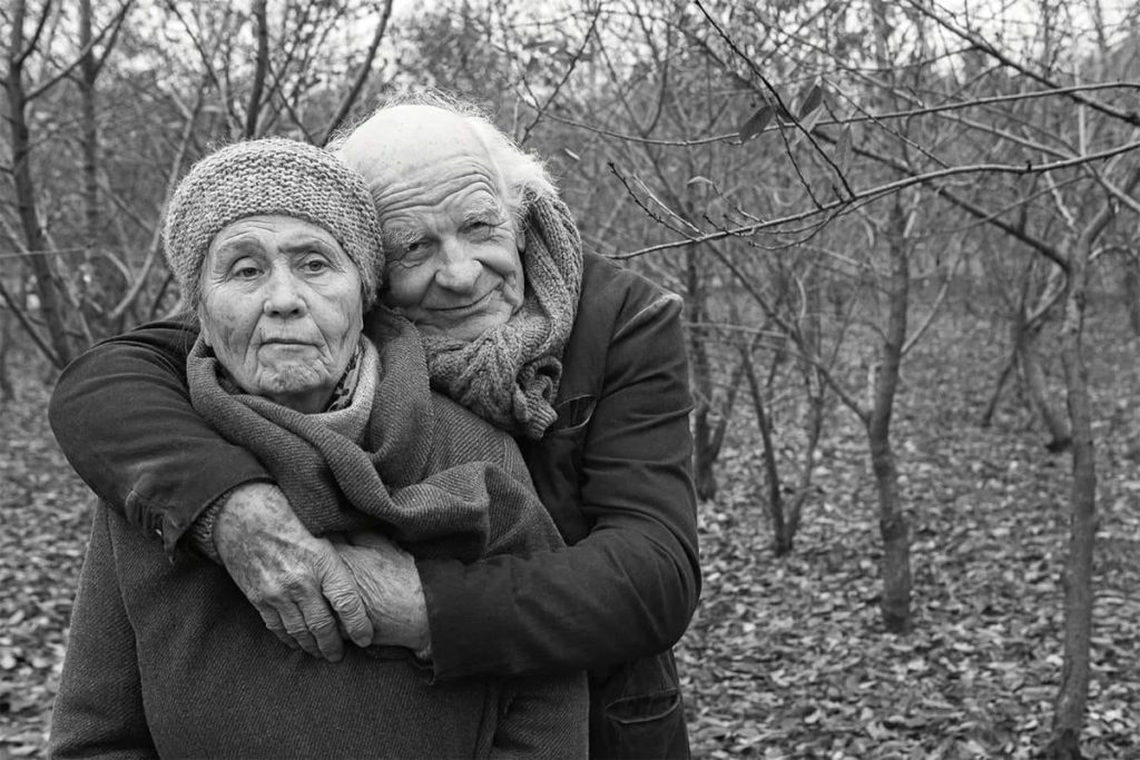 Пара пожилых людей в лесу