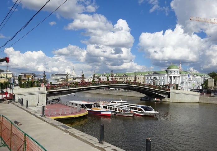 Теплоходы у причала на реке Москве