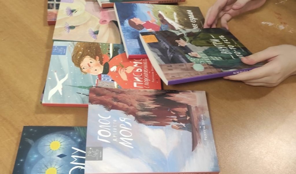 Детские руки держат книги